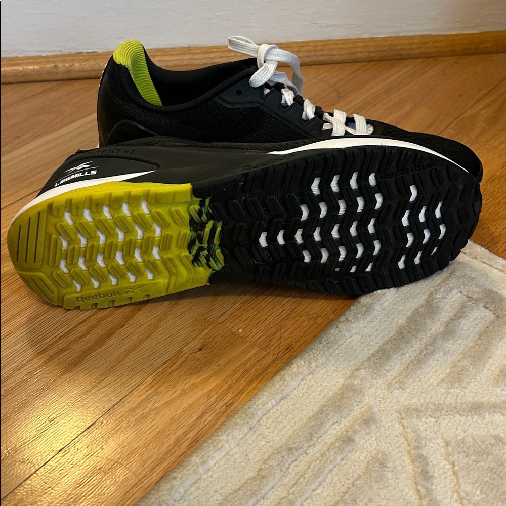 Men’s Reebok size 8 Sneaker - Picture 3 of 3
